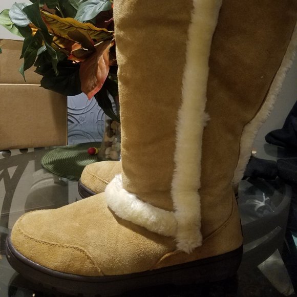 UGGs - Picture 2 of 4